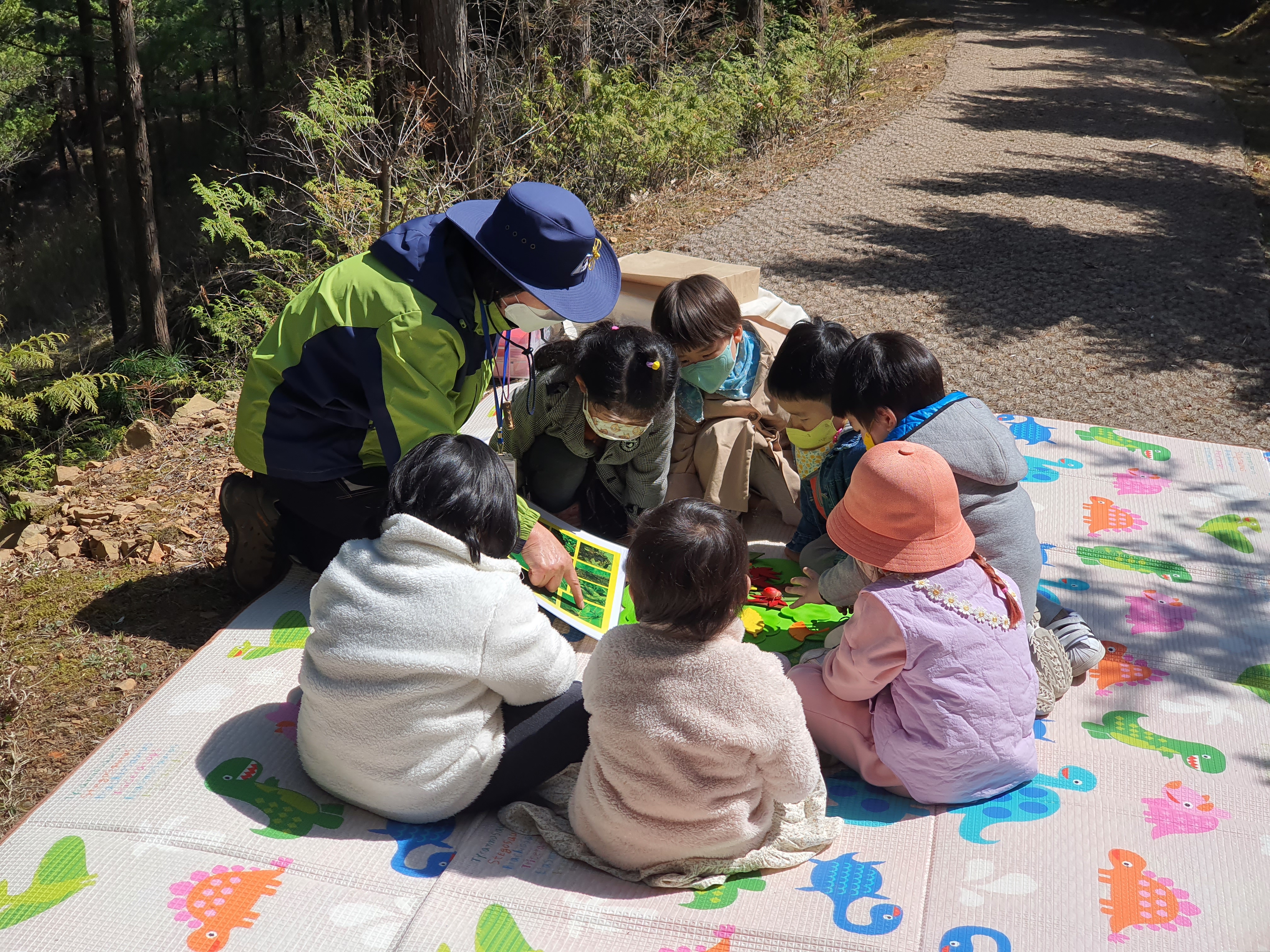 4월 유아숲 활동모습입니다. 이미지3