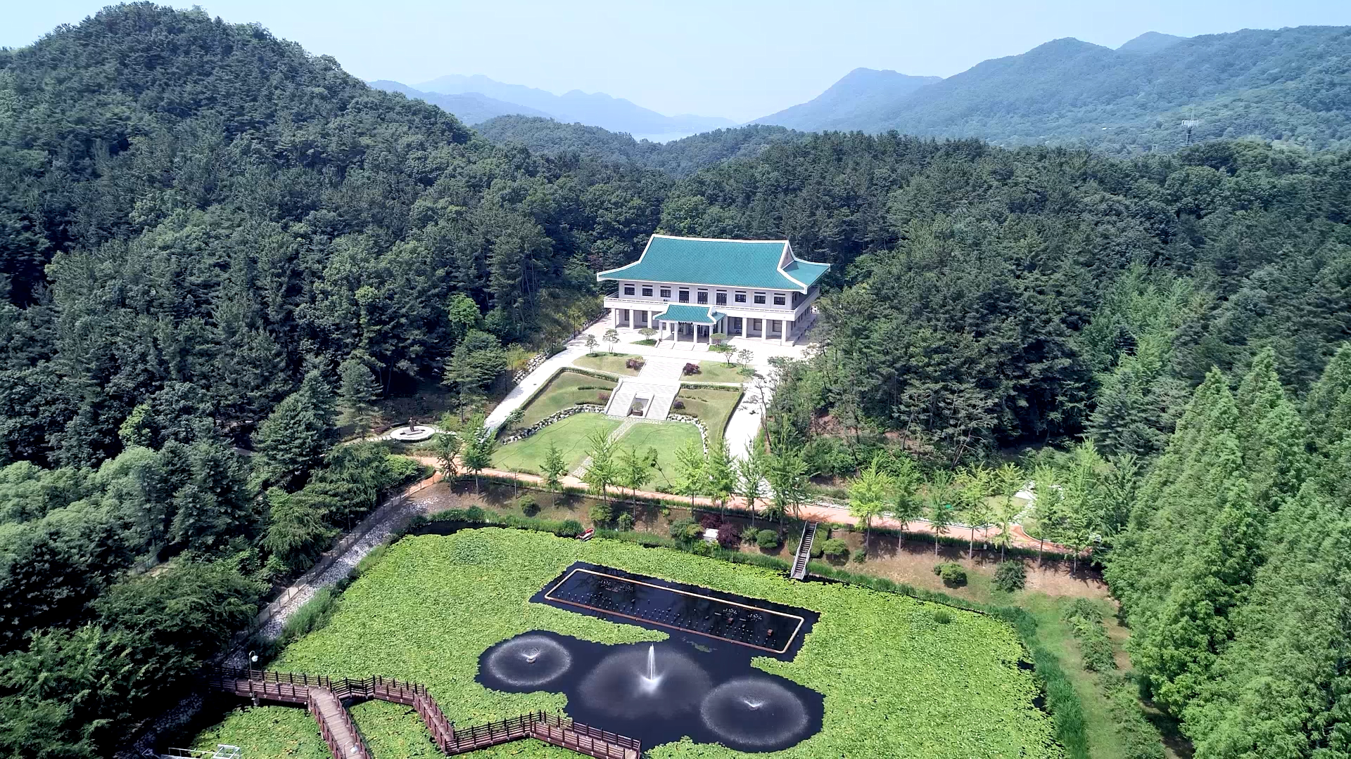 8월 메인_봉황탑에서 본 기념관1