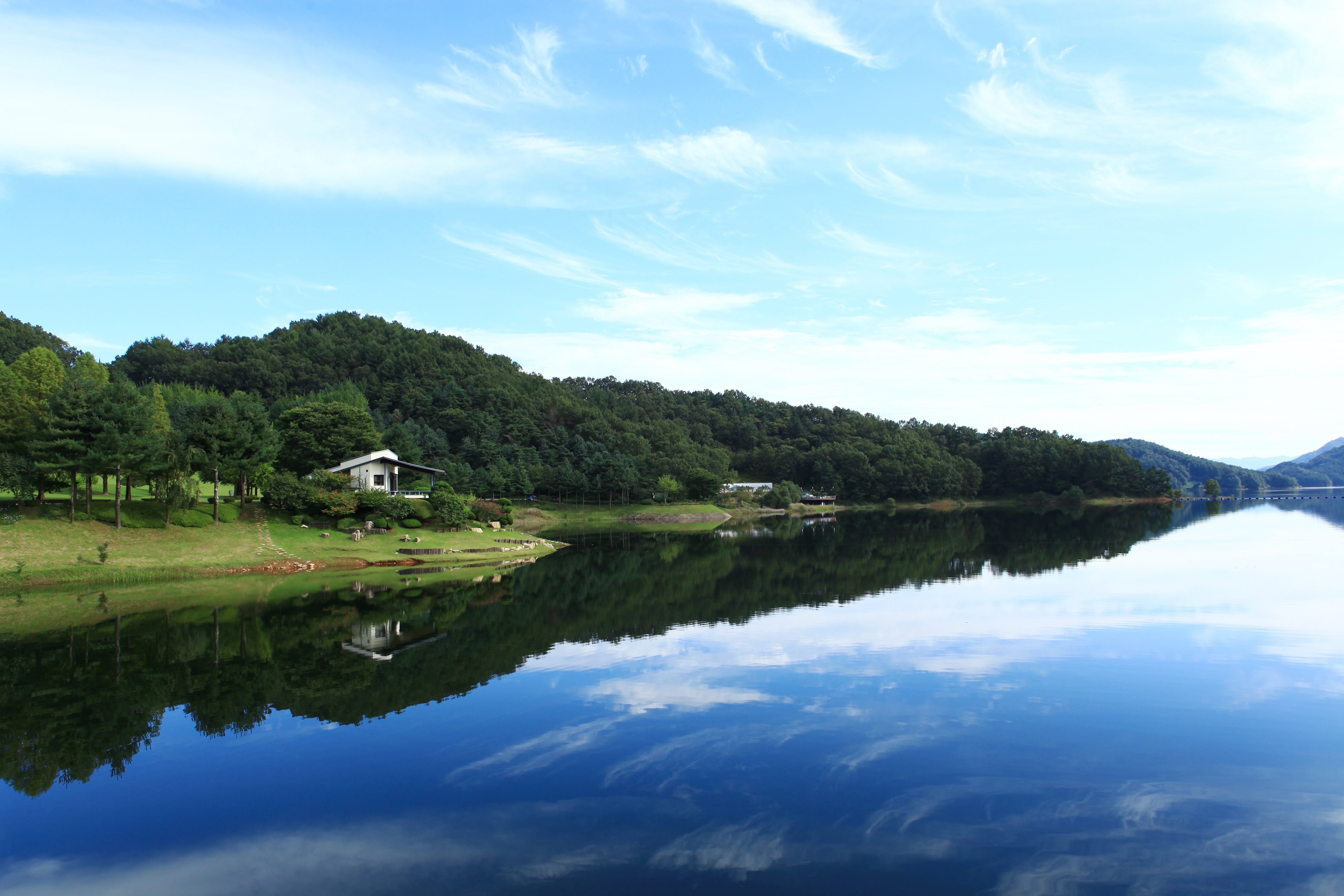 호수 그늘집 선박